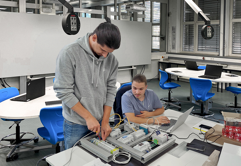 Übungen mit Phoenix Contact Komponenten im Modul Energiemanagement